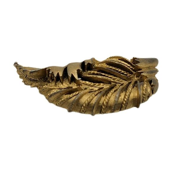VINTAGE STATEMENT UNMARKED BRUSHED GOLD TONE CURLED FEATHERED LEAF BROOCH DETAIL - Picture 4 of 6